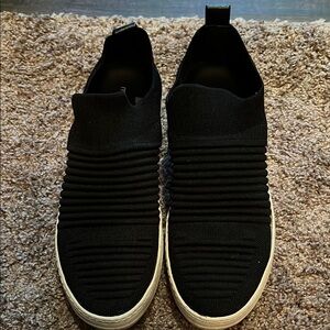 Black Slip-On Sneakers with Textured Upper and Modern Silhouette